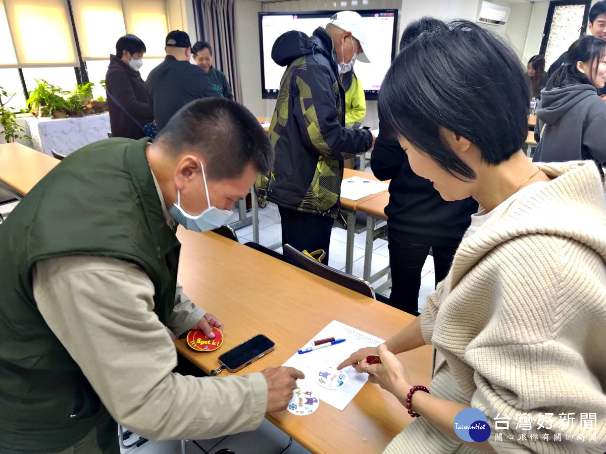 學員體驗桌遊「嗒寶」,探索自身的盲點