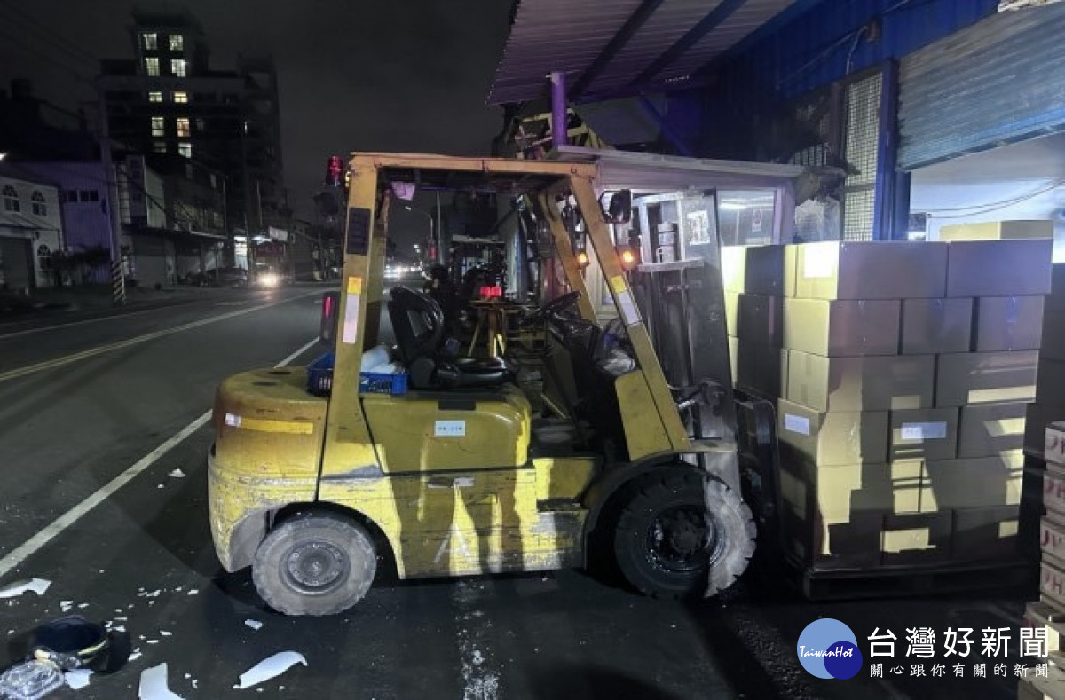 高中生機車專用道上閃避不及,撞上外勞所駕駛堆高機,送醫後傷重不治。