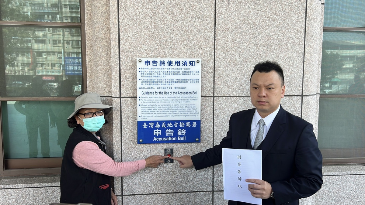 被冒名的鄭姓婦人由律師陳澤嘉陪同到地檢署按鈴提告／陳致愷翻攝
