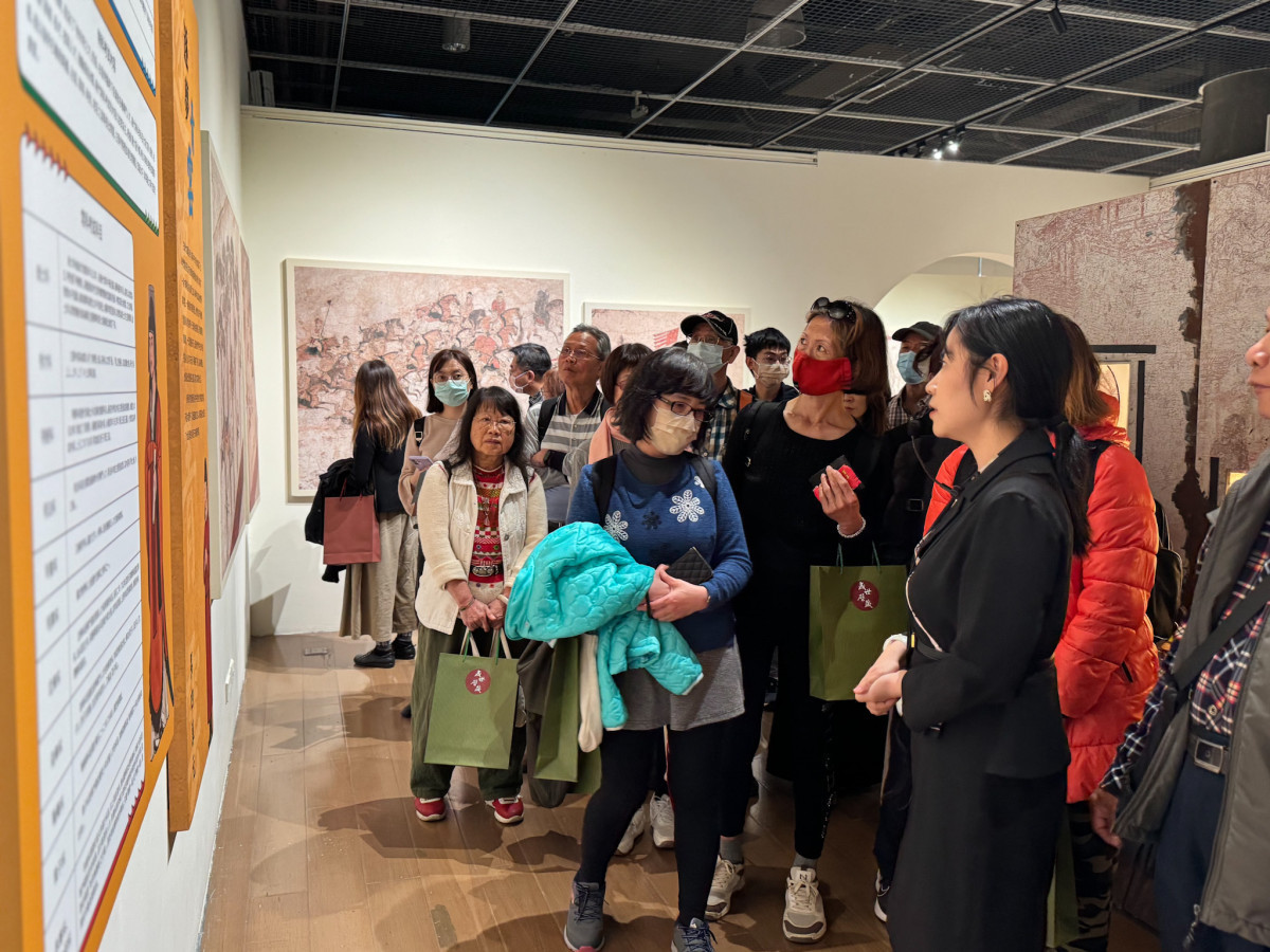 開幕式後由來自陝西歷史博物館教育推廣部黃姣 館員進行現場導覽(圖/社團法人中華翰維文化推廣協會提供)