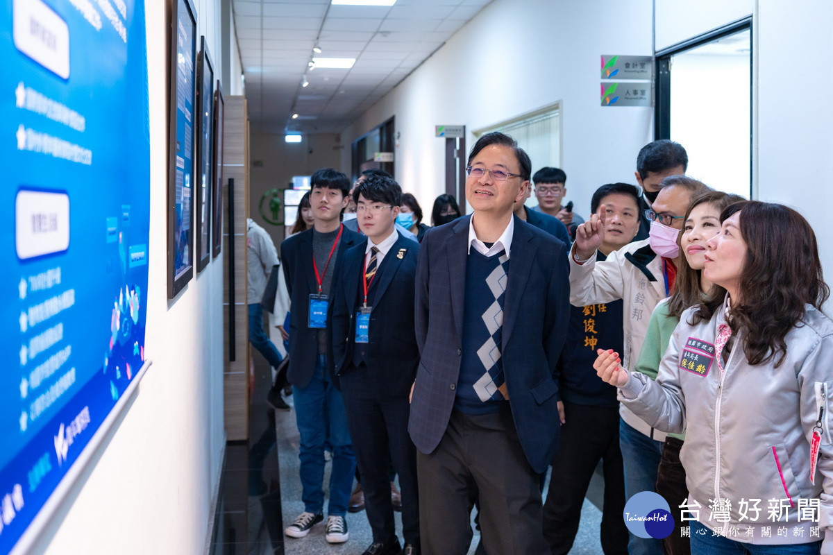 桃園市長張善政參觀成果展。<br /><br />
