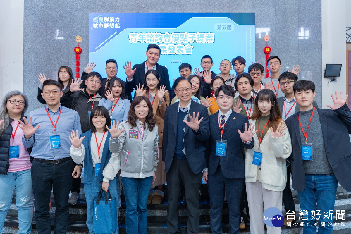 桃園市長張善政與青年諮詢會委員們合影。<br /><br />