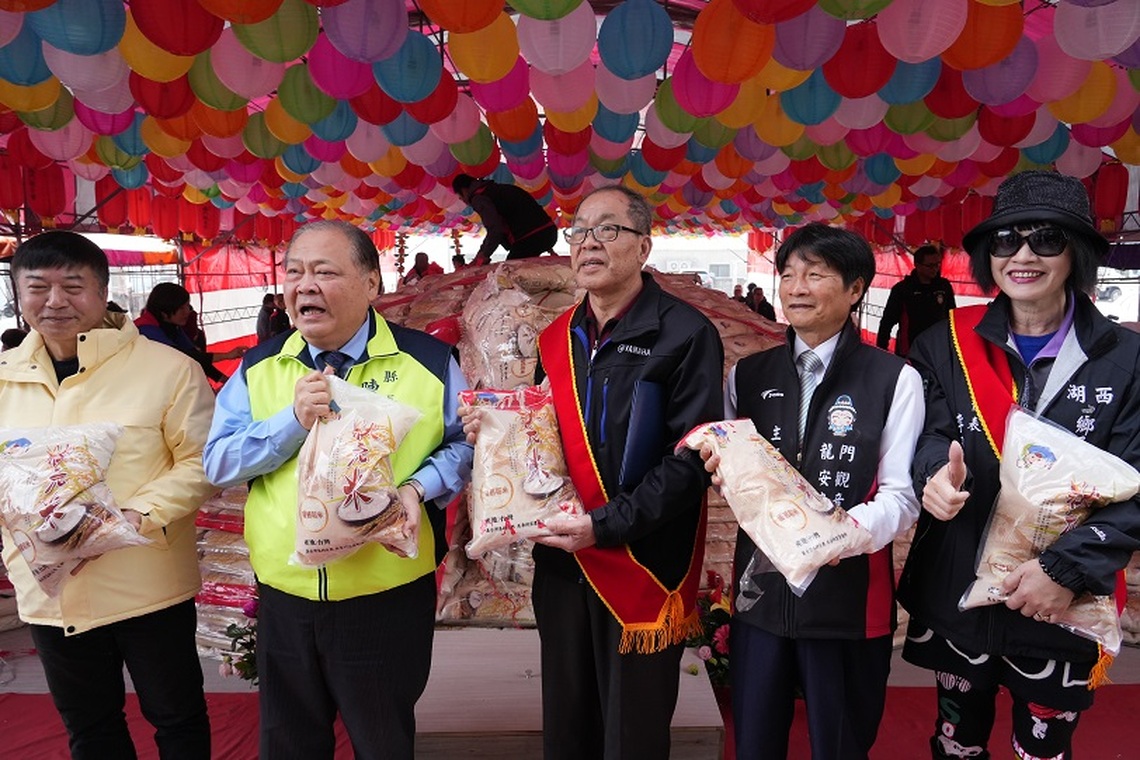 澎湖龍門觀音宮祈福大米龜分送 共享愛心關懷弱勢