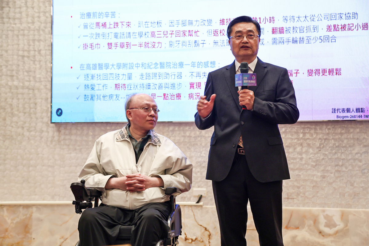 ▲圖:鐘育志教授與55歲「脊髓性肌肉萎縮症」患者王程麒。( 記者李堂安翻攝)