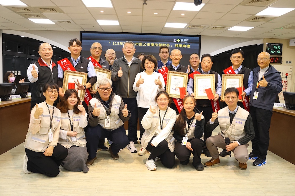 ▲黃敏惠市長一一表彰優良駕駛後合影。（圖/嘉義市政府提供）