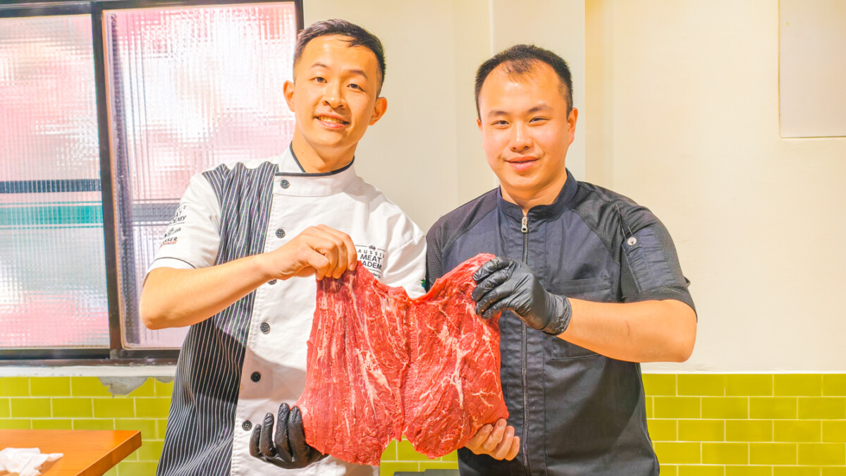 ▲高雄牛博肆溫體牛火鍋店長林千畬(右),與芸彰牧場台中新光三越店長廖期弘(左),兩位年輕人不斷挑戰自我,為消費者提供最優質的餐飲體驗。(圖/記者黃淑貞攝)