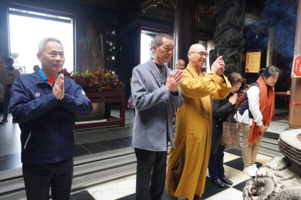 左起松柏嶺受天宮 陳登岳主任委員、蔡咏锝董事長 、法藏大和尚 一同向玄天上帝祈求宗教團結 全力打詐。圖/宗聯會提供