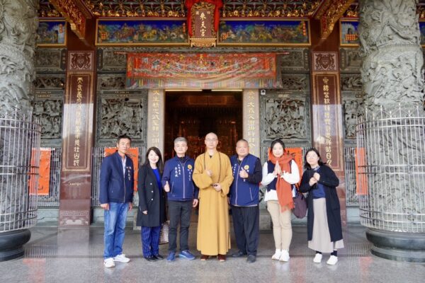 拜訪 四湖參天宮吳惠斌主任委員(左三), 吳俊昇副主委(右一), 法藏大和尚(中) 合力推動宗教知識。圖/宗聯會提供