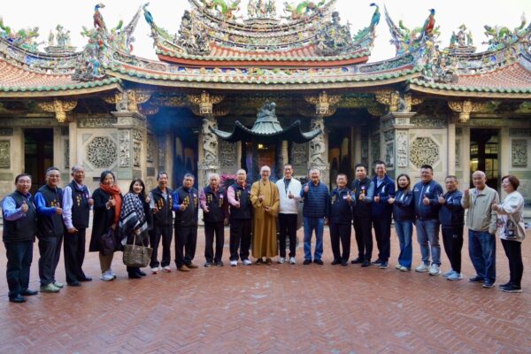 台南南鯤鯓代天府 侯賢名總幹事領全體董監事 全力支持百萬神知識教育推廣與宗教打詐。圖/宗聯會提供