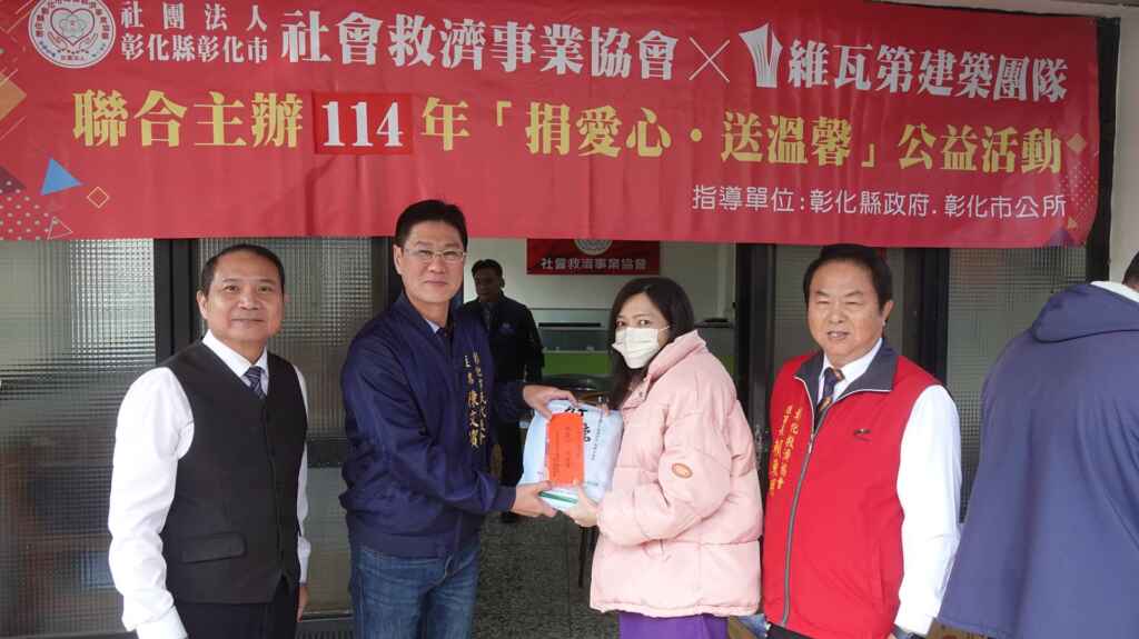 ▲彰化市民代表會主席陳文賓發放關懷慰問金及物資。（記者林明佑攝）