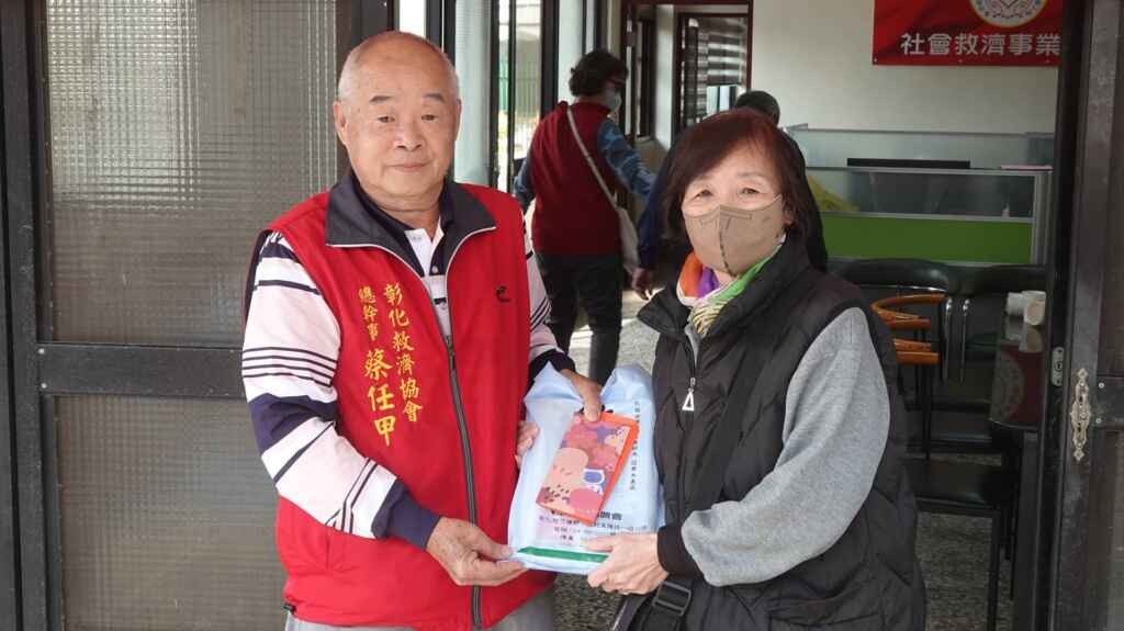 ▲彰化市社會救濟事業協會總幹事蔡任甲發放關懷慰問金及物資。（記者林明佑攝）