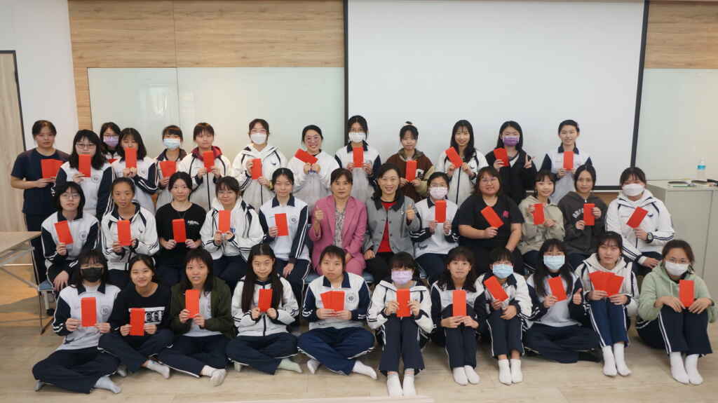 ▲彰化女中家長會會長莊璧禎致贈獎學金與校長陳香妘及學生合影。（彰化女中提供）