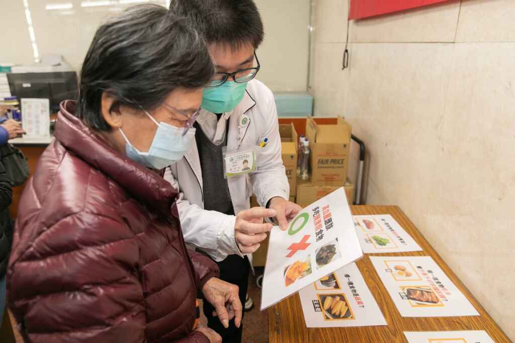 ▲營養師詹昱佑則進一步說明，預防骨質疏鬆與關節退化。（二基醫院提供）