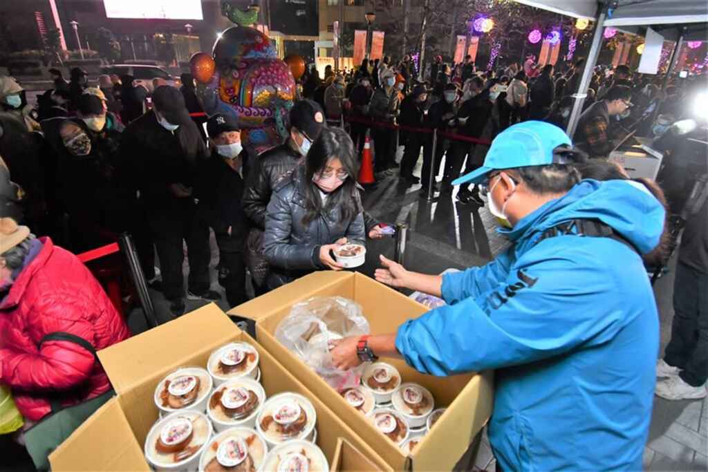 ▲活動現場更貼心準備彰化在地美食爌肉飯800份，讓大家在享受家鄉美味的同時，一起為中華隊加油。（彰化縣政府提供）