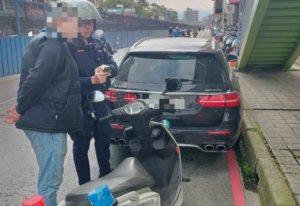 一輛賓士廠牌自小客車牌明顯怪異遂向其攔查,當場查獲該名駕駛因超速違規致遭吊扣車牌半年,竟異想天開上網花了5000元購買相同車牌懸掛繼續上路
