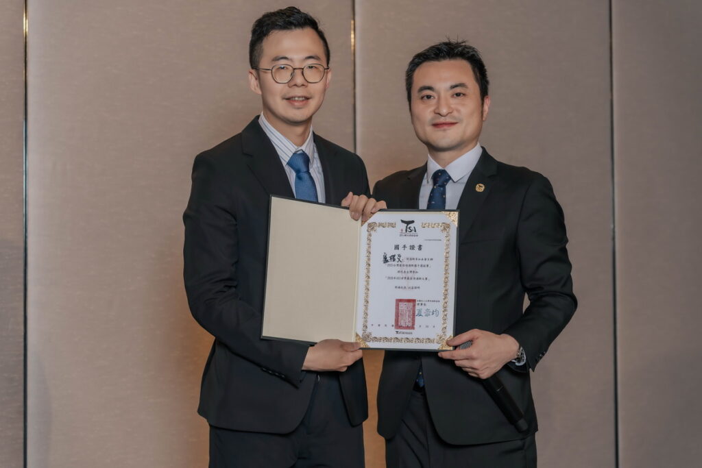 本次由盧楷文侍酒師脫穎而出成為台灣代表,將出賽2026年「ASI世界最佳侍酒師大賽」,由台灣侍酒師協會理事長夏豪均頒發國手證書。