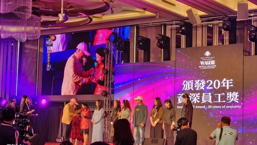葳格創辦人袁昶平頒獎表揚服務滿20年教職員工。(圖/陳惠玲攝影)
