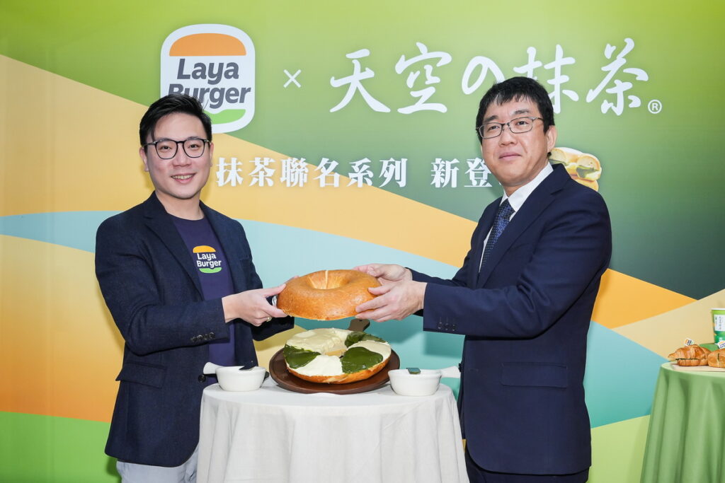 拉亞漢堡特別邀請日本小柳津社長親臨開幕活動，並與拉亞漢堡徐沛源執行長一同完成超巨大「天空抹茶乳酪貝果」，(1)