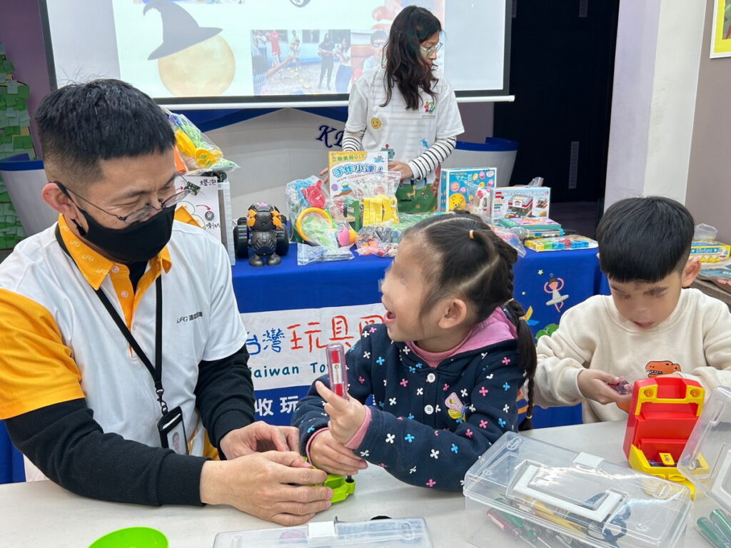 志工們與孩子們透過拆解玩具、環保分類、創意組裝等,學習資源再利用,讓舊玩具展現