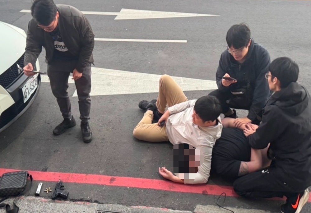 南下查緝黑槍壓制不法 新莊警逮4嫌赫見衝鋒槍 227 248250225a07