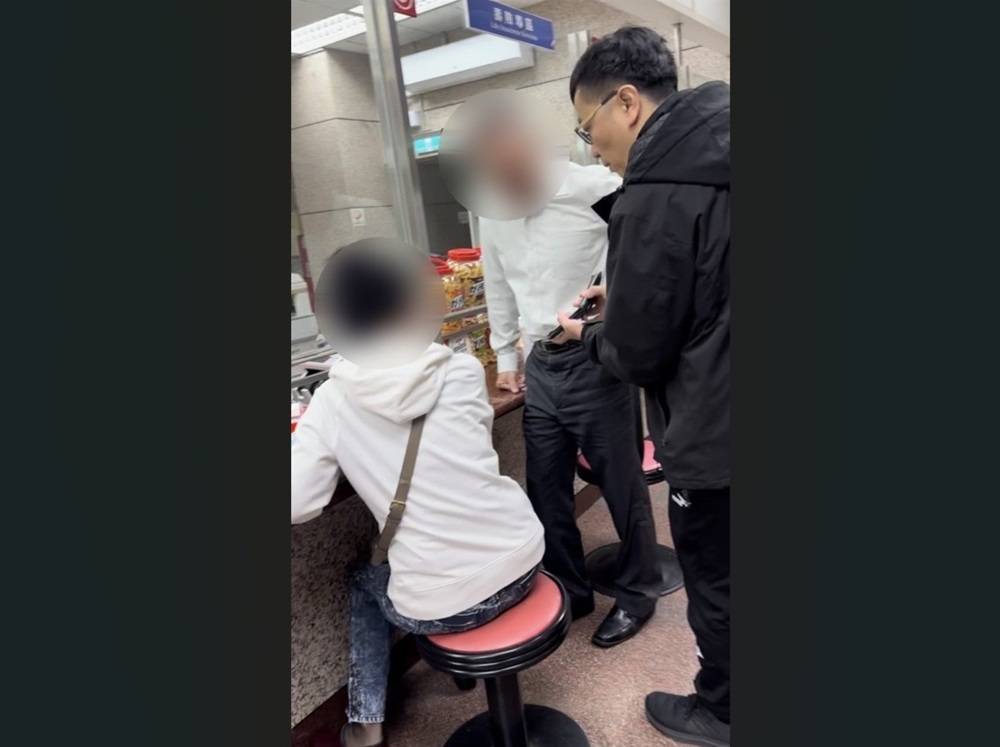 7旬婦惱怒不匯款了 警眼尖看見老婆字眼憂遇假愛情 210 cnews204250225a04