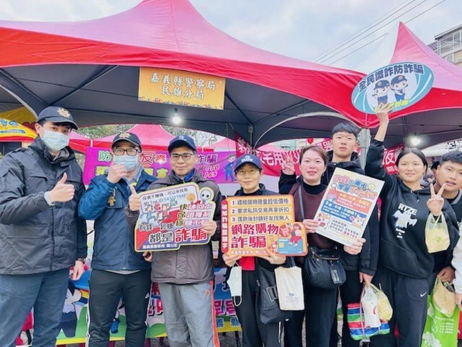 「吉依卡哇」超吸睛!民雄警反詐宣導大獲好評排隊人潮不間斷