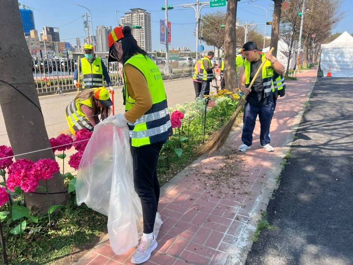 桃園環保局動員4300人次 台灣燈會清出逾71噸垃圾 55 S 37158939 0