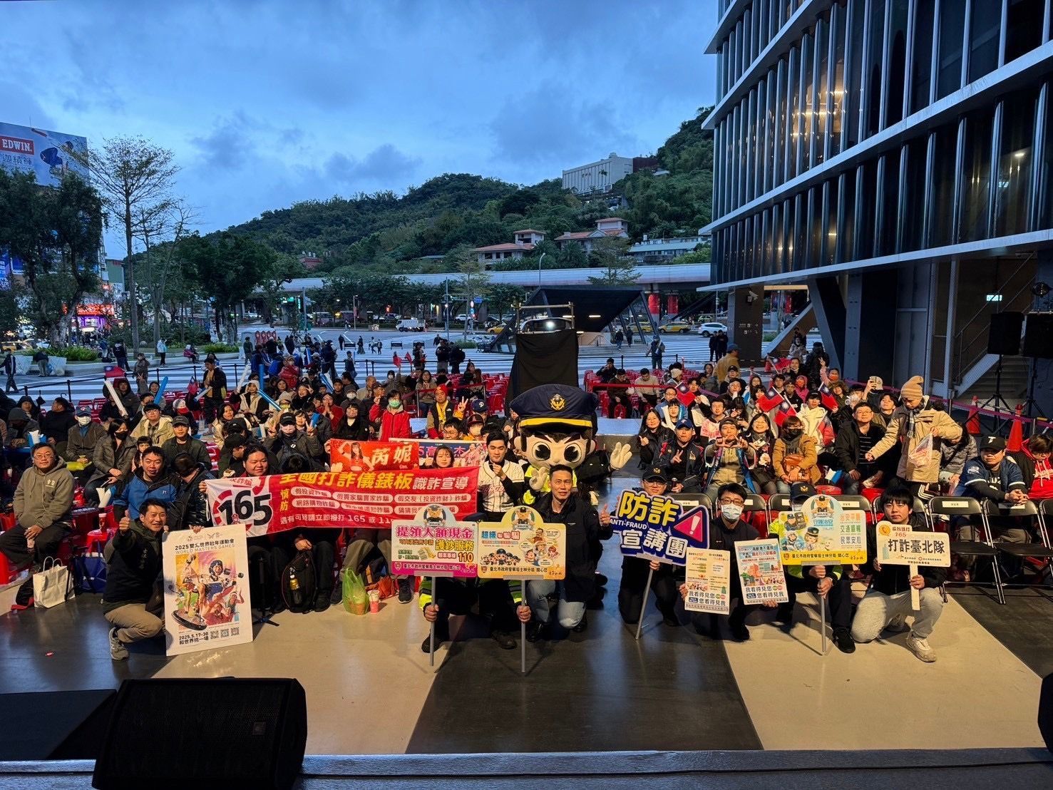 士林分局偵查隊攜手「打詐士林隊」進行識詐宣導,提醒民眾在享受棒球盛事的同時,別忘了提高警覺,守護自身財產安全。(記者 黃荷琇翻攝)