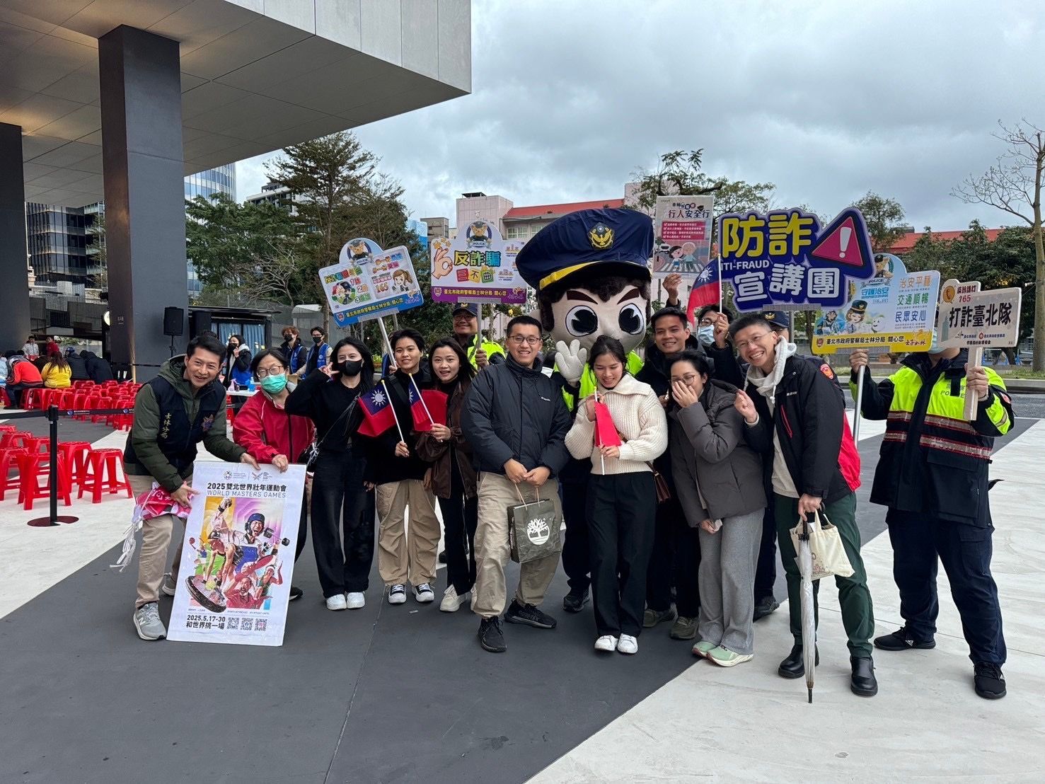 士林警分局長陳瑞基強調,民眾若接獲涉及投資、盜刷或借貸等可疑來電或訊息,務必謹記「一聽、二掛、三查證」,並立即撥打165反詐騙專線或110報警求證。(記者 黃荷琇翻攝)