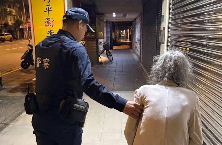 老婦趁家人熟睡時自行開門外出,口中不斷念著已離世多年的丈夫姓名,試圖尋找對方。(記者 黃荷琇翻攝)