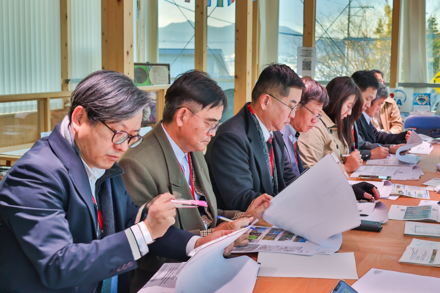 龜岡市長桂川孝裕於去年10月率團訪問明新科大,正式邀請台灣原住民竹產業參與2026京都丹波綠化博覽會,期望透過竹文化合作,共同探討林業碳足跡、淨零排放及山林生態保育的可能性。(圖/記者林照東翻攝)
