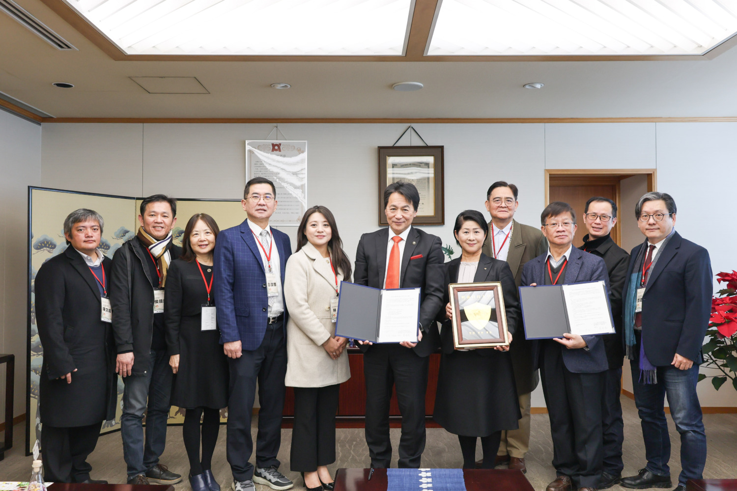 明新科大團隊與日本京都龜岡市簽署合作協議,將於「2026京都丹波綠化博覽會」共同展出台灣原住民竹藝應用與竹裝置藝術。(圖/記者林照東翻攝)