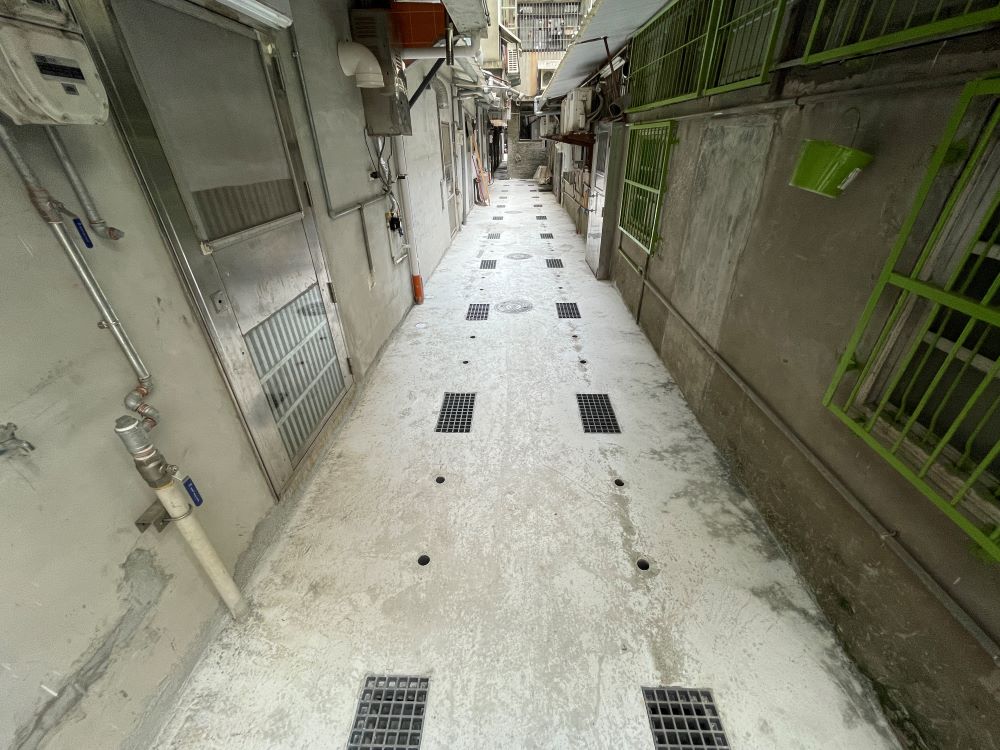 《圖說》後巷污水接管後,變得乾淨寬敞明亮示意照。〈水利局提供〉