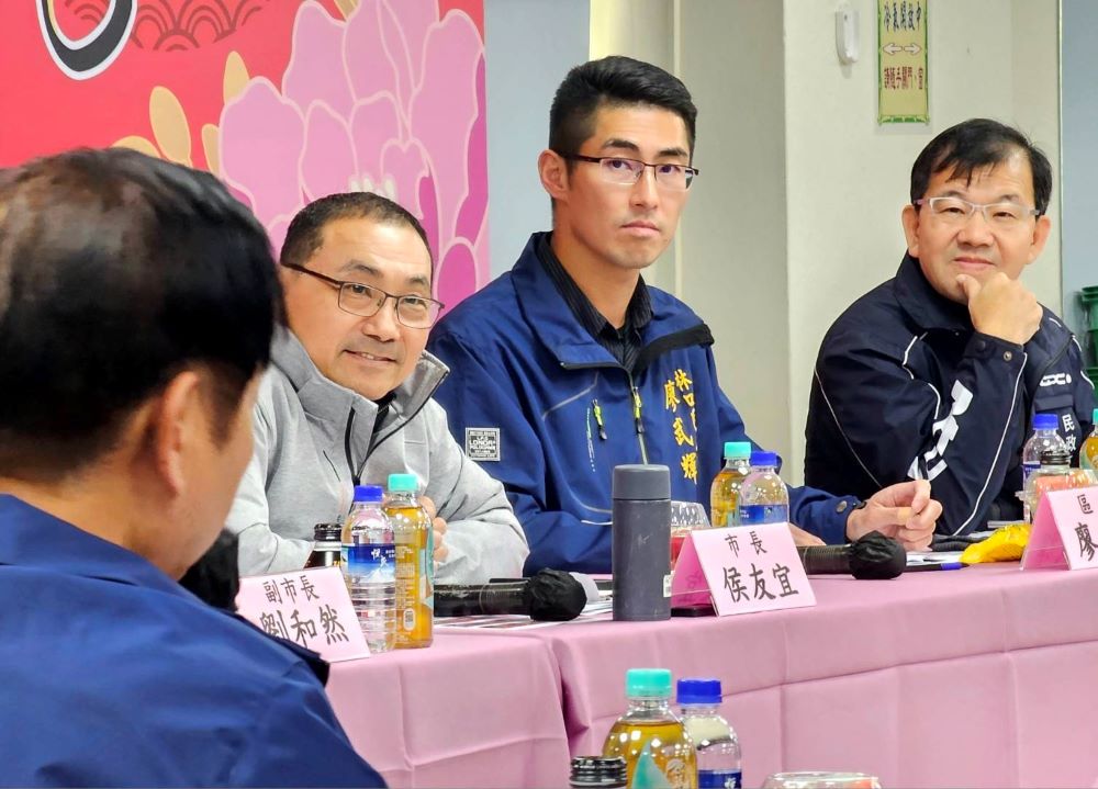 《圖說》隨後市府團隊至林口區辦理行動治理座談,右一為民政局長林耀長、右二林口區長廖武輝。〈民政局提供〉