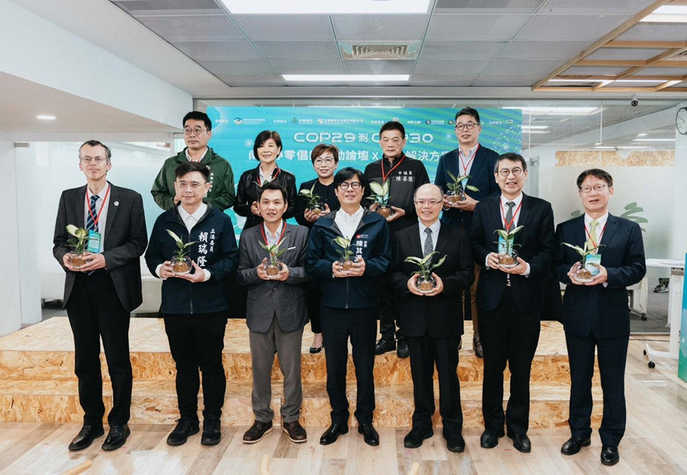 ▲此次參與南方淨零倡議行動論壇的專家學者及指標性企業,前排左至右:德國氣候經濟學者Axel Michaelowa、賴瑞隆立委、氣候署張根穆副署長、陳其邁市長、日月光汪渡村行政長、行政院能源及減碳辦公室林子倫副執行長、永豐餘葉惠青董事長。(圖/日月光環保永續基金會提供)