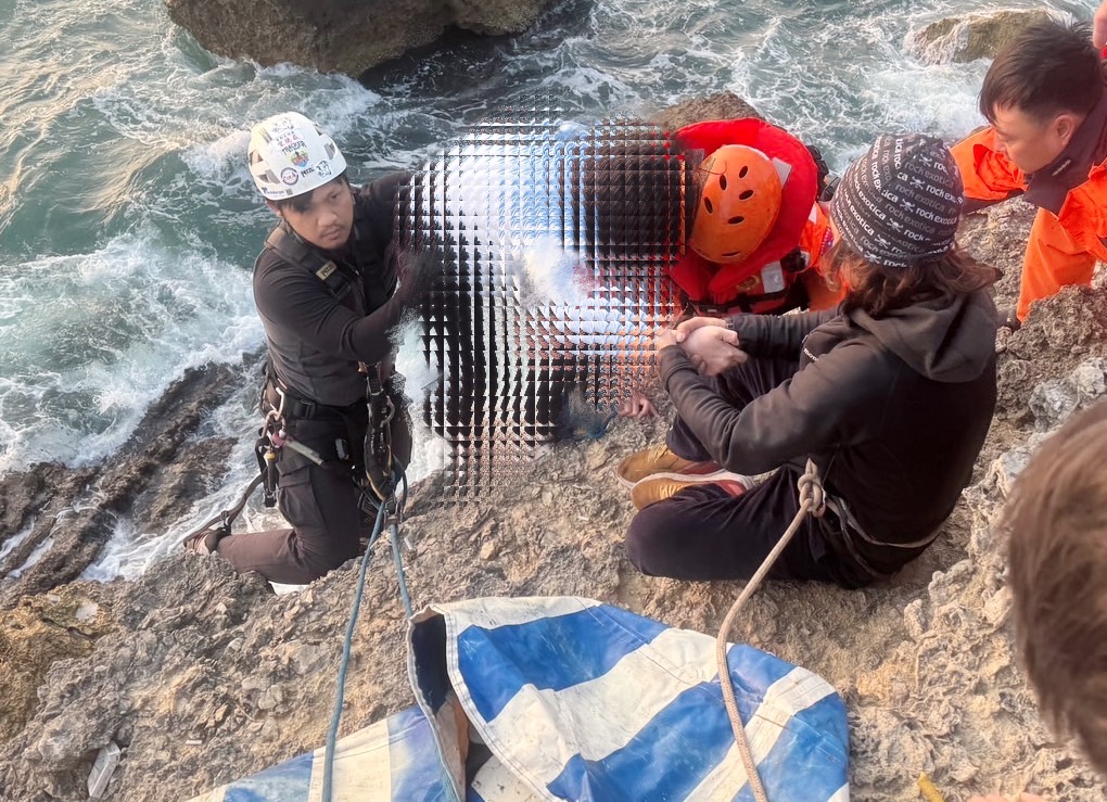 直擊／高雄女子疑觀浪受困「海蝕洞」15公尺陡峻峭壁　警消、民搜隊《繩索下降》救援解危 - https://www.watchmedia01.com