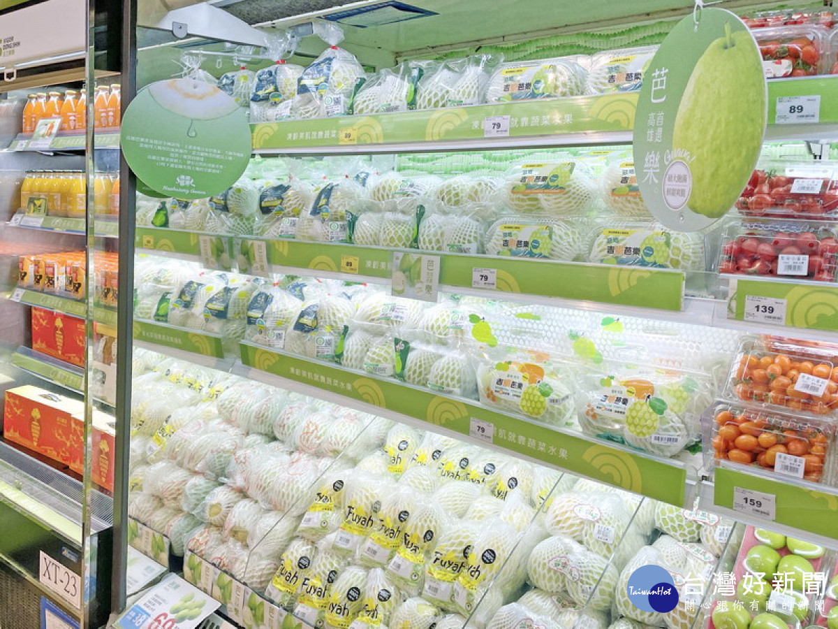▲高雄首選珍珠芭樂強勢開賣，新鮮上架全台 65間家樂福量販門市。