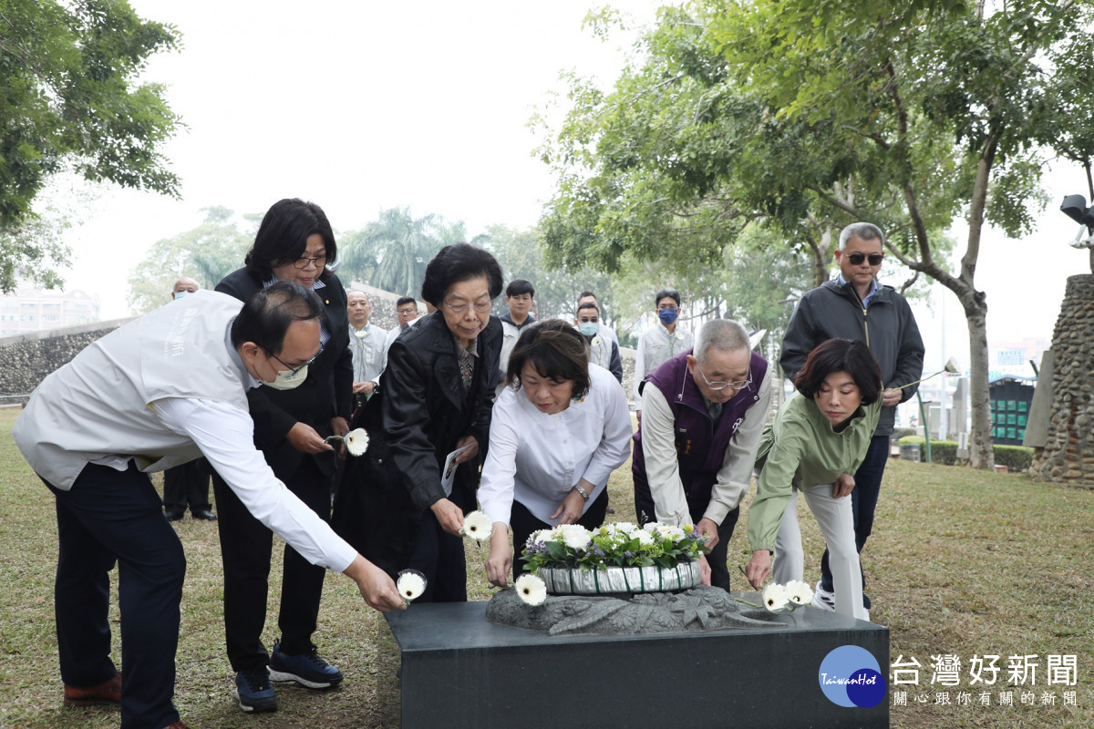 今(26)日上午嘉義市長黃敏惠率領市府主管等各界貴賓，於全台第一座二二八紀念碑前舉辦追思紀念會／嘉義市政府提供