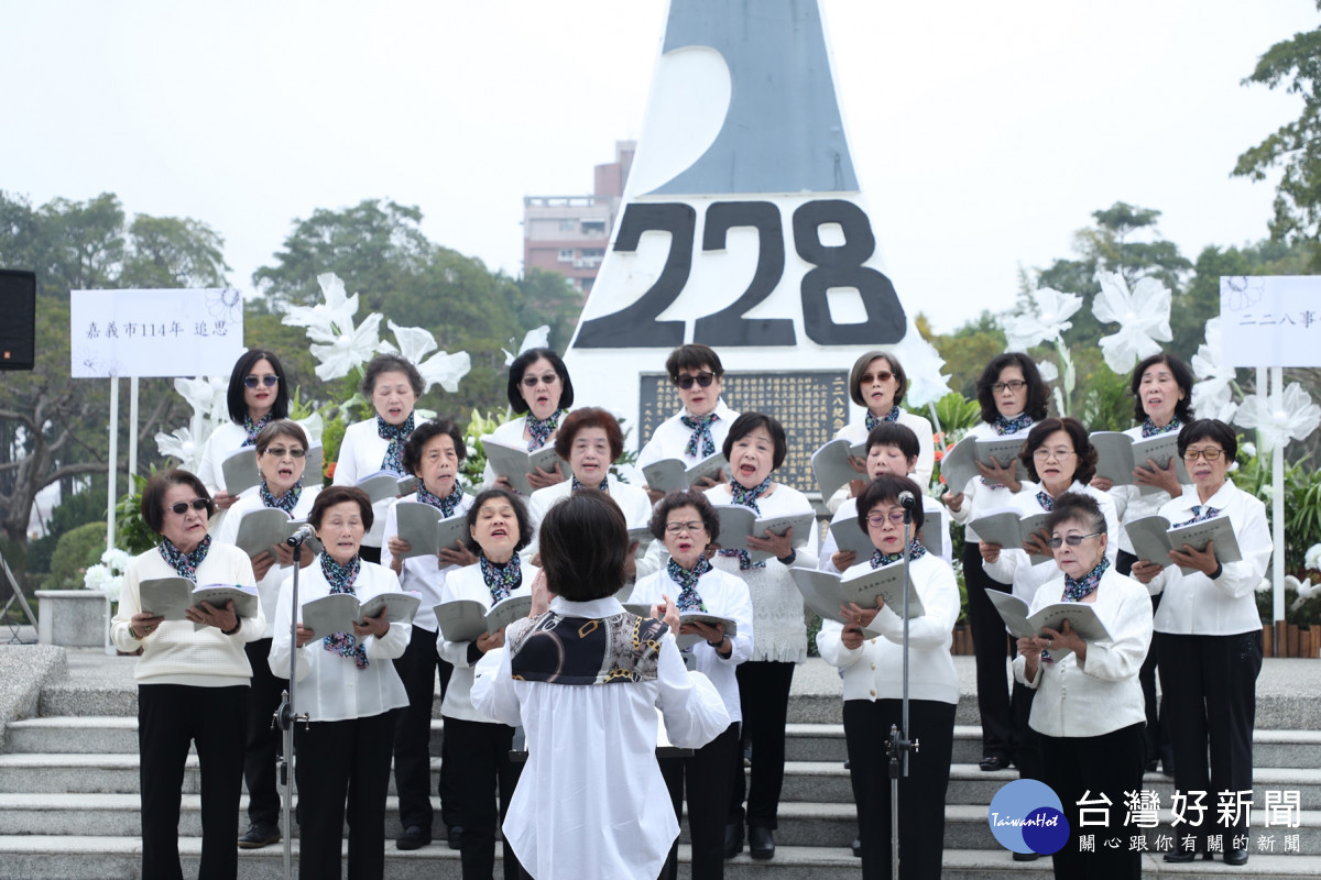 今(26)日上午嘉義市長黃敏惠率領市府主管等各界貴賓,於全台第一座二二八紀念碑前舉辦追思紀念會/嘉義市政府提供