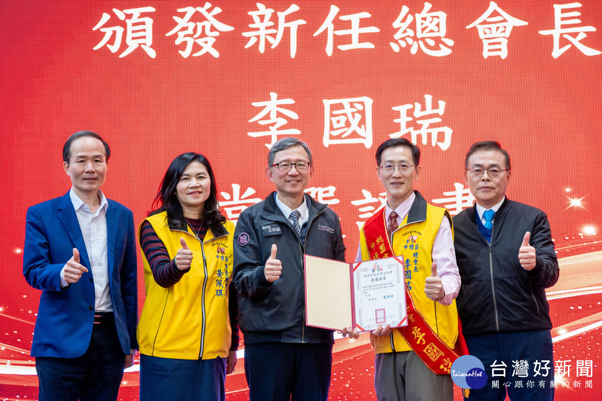 王副市長頒發新任總會長李國瑞當選證書。