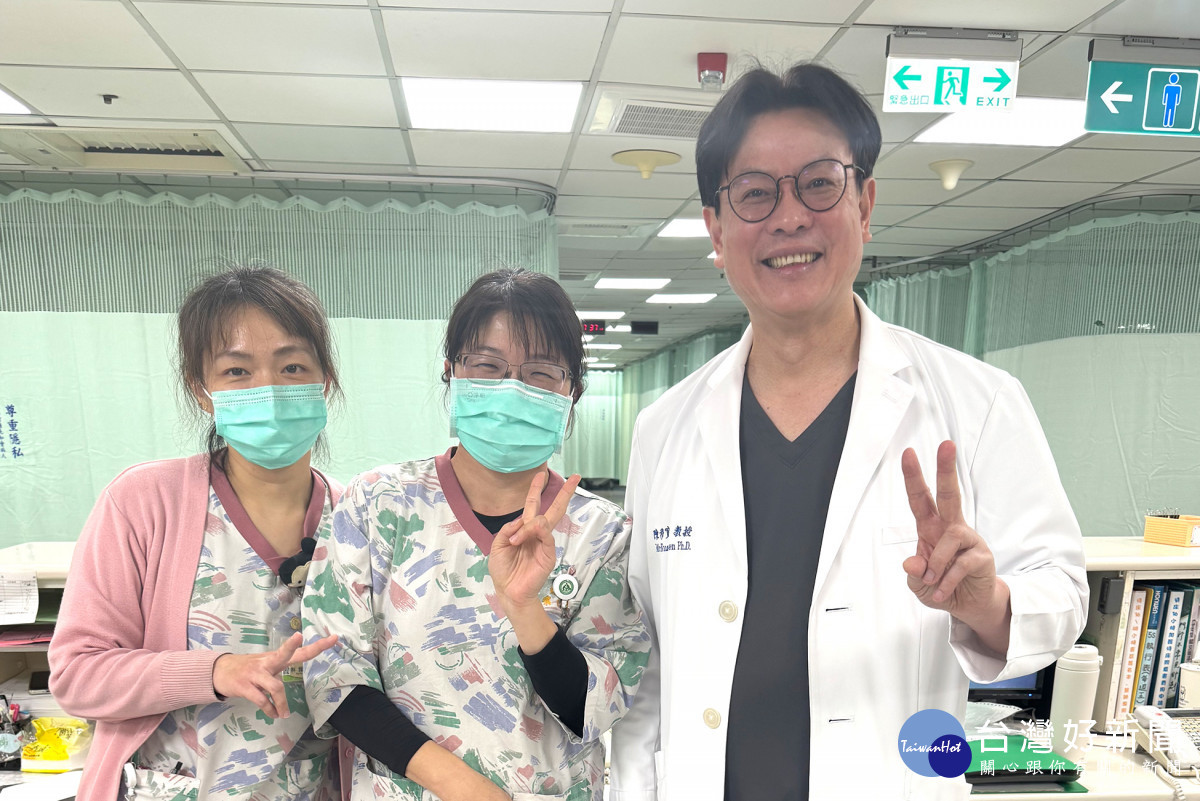 急診護理師說大家都生病生過一輪了，但是我們還是堅守崗位。陳穆寬總院長（右一）也特地在清晨7點半到現場為他們加油打氣！圖／彰基醫院提供