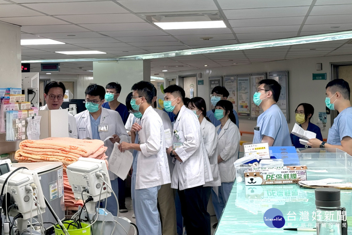 總院長陳穆寬(左一)總是在每天清晨六點多就出現在醫院的各個角落,讓大夜班的同仁都不覺得累了。圖/彰基醫院提供