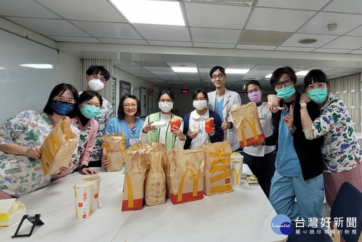 總院長為了感謝大家,2月11日快撐不住的時候特別點外賣犒賞急診和急診觀察室小夜、大夜、白班的所有護理師。圖/彰基醫院提供