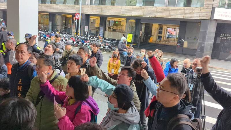 環境部26日召開環評大會,審查「協和發電廠更新改建計畫環境影響評估報告書初稿」(四接環評)。因原訂本次會議限制發言人數上限為20人,反對民眾高喊「拒絕抽籤」。中央社