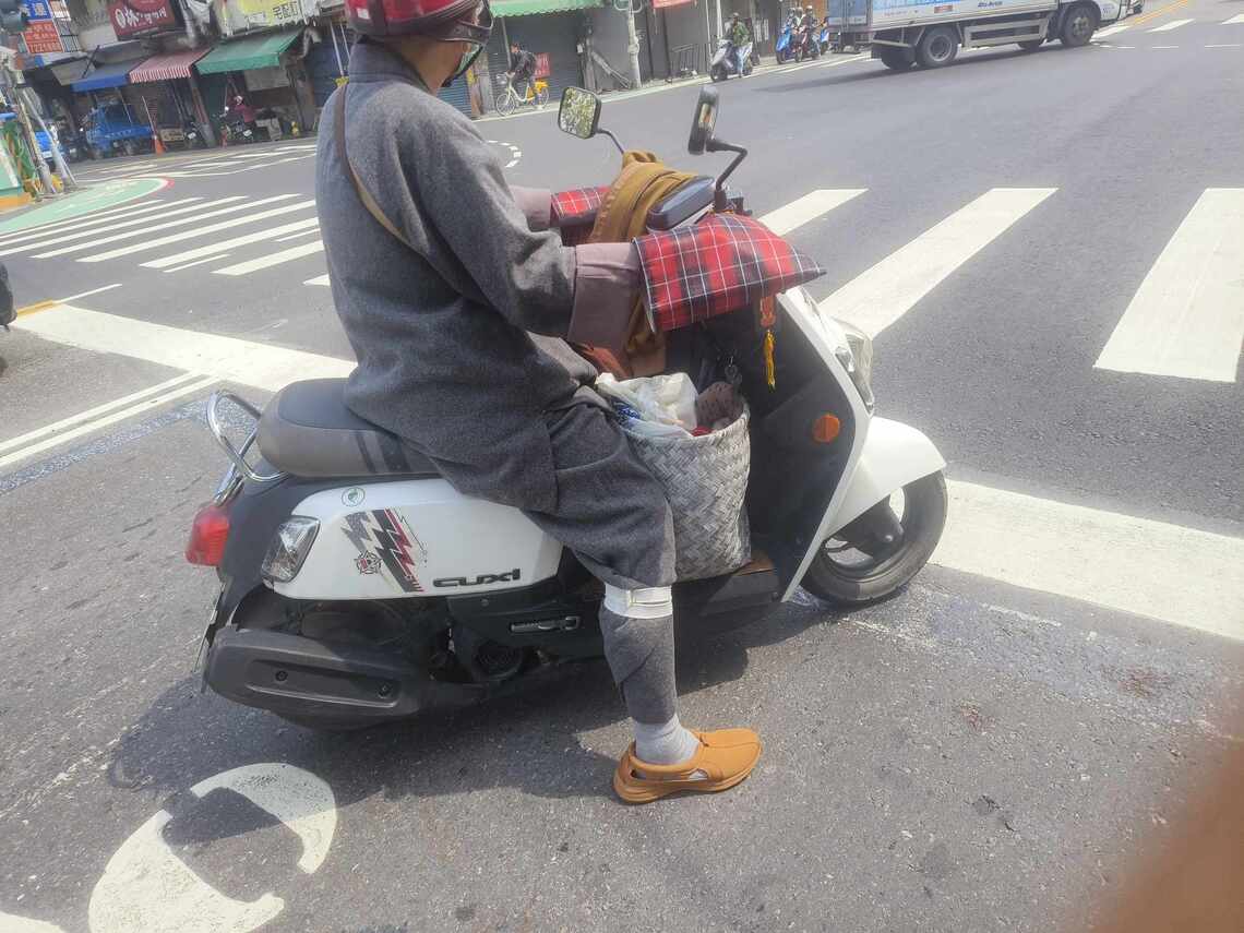 比丘騎機車 打綁腿的正確的