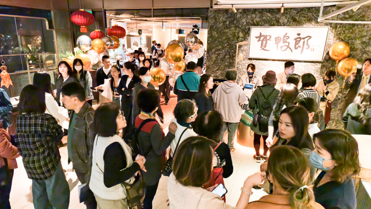 ▲承億酒店賀鴨郎今天起至2月28日為止，港點買一送一，現場人山人海。（圖/記者黃淑貞攝）