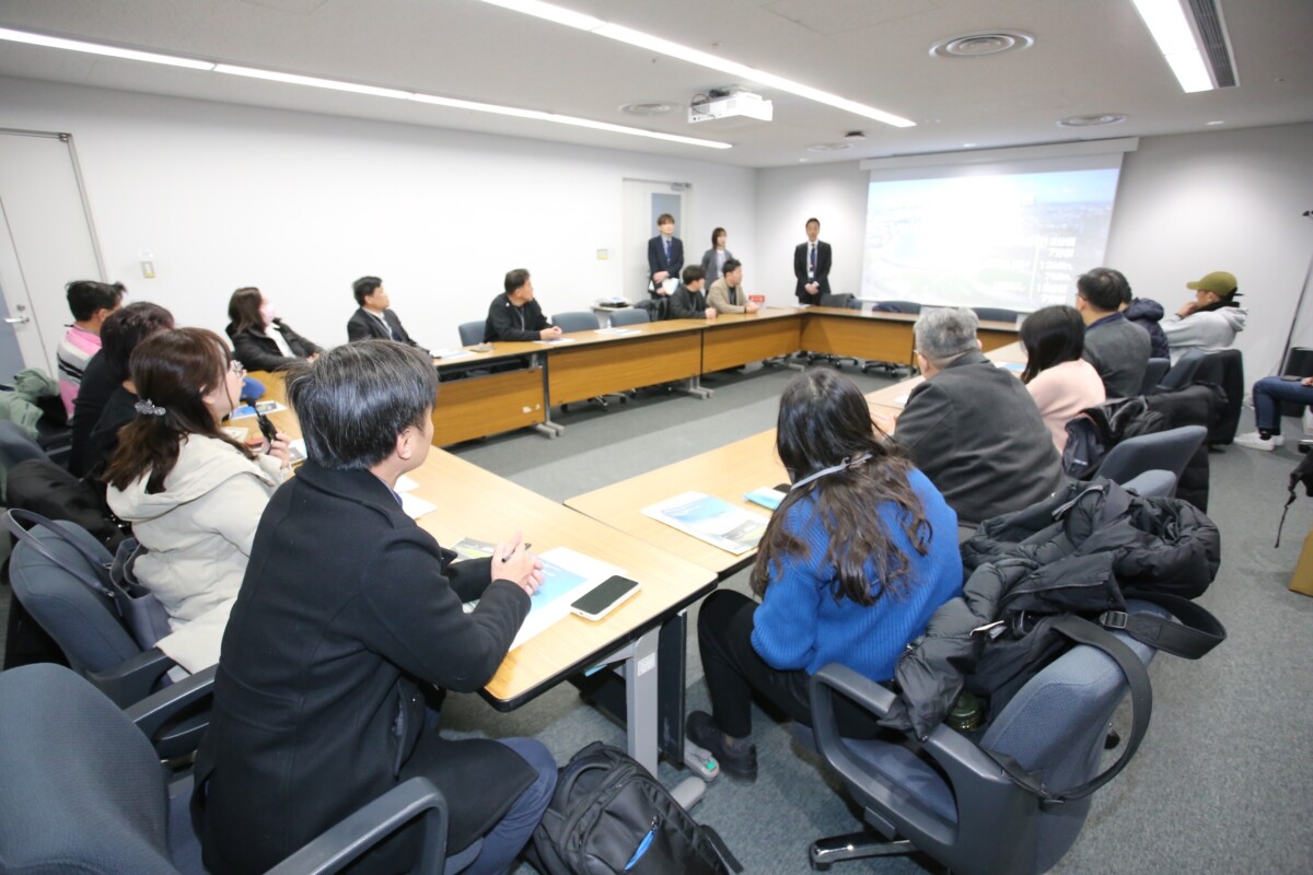 ▲台中市長盧秀燕率團出訪日本札幌巨蛋參訪，由取締役事業本部長西出幸広親自接待。(圖/中市府提供)