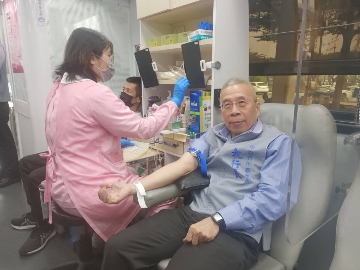 ▲圖:石化事業部執行長黃三泰,挽袖獻愛 捐血最高限量 500cc。( 記者李堂安攝)