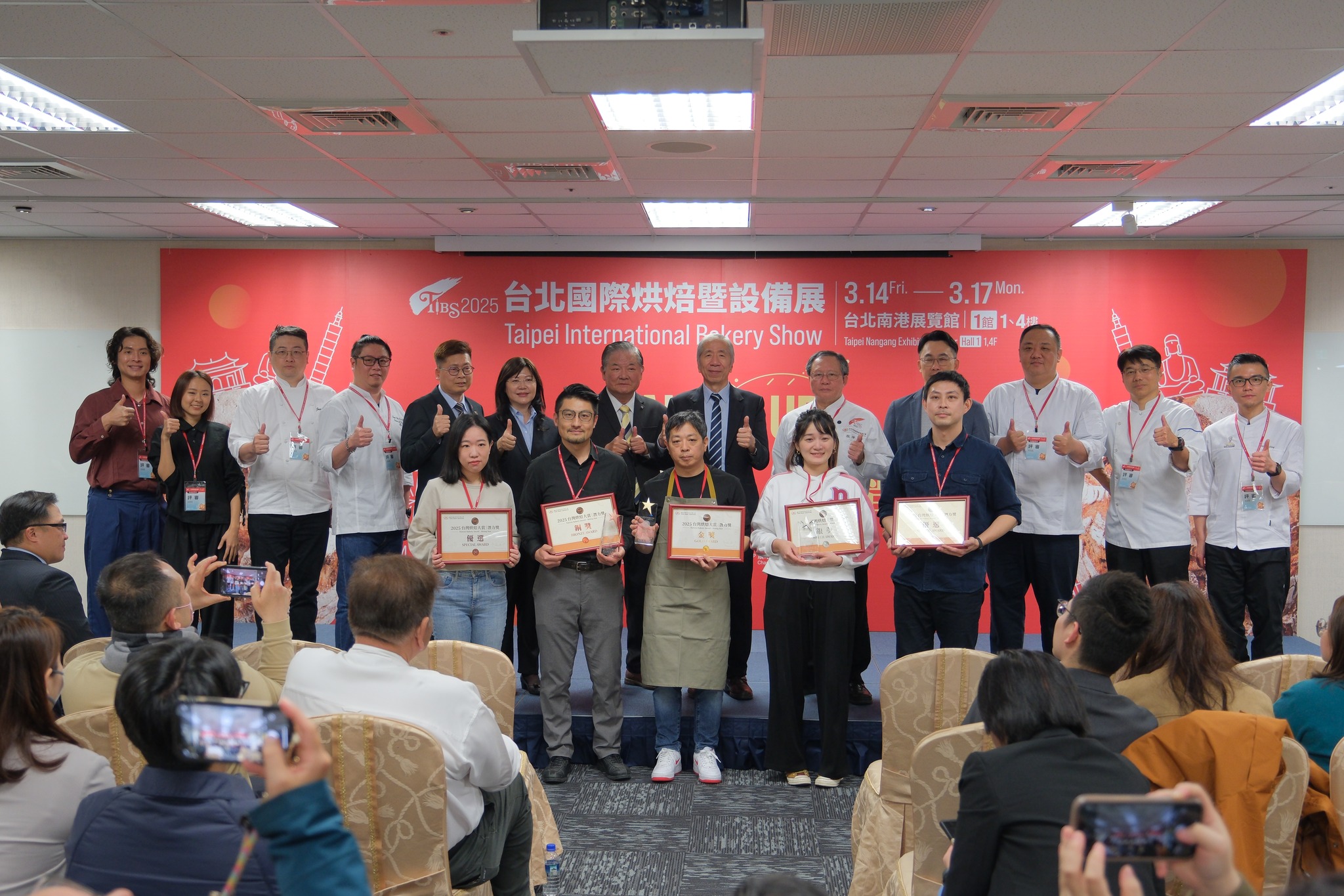 2025台灣烘焙大賞潛力獎獲獎者合影,前排中間者為金獎得主金包里農舍莊園代表王建智。(照片翻攝)
