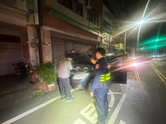 一輛自小客車疑似拋錨停在道路中央。(記者廖承恩翻攝)